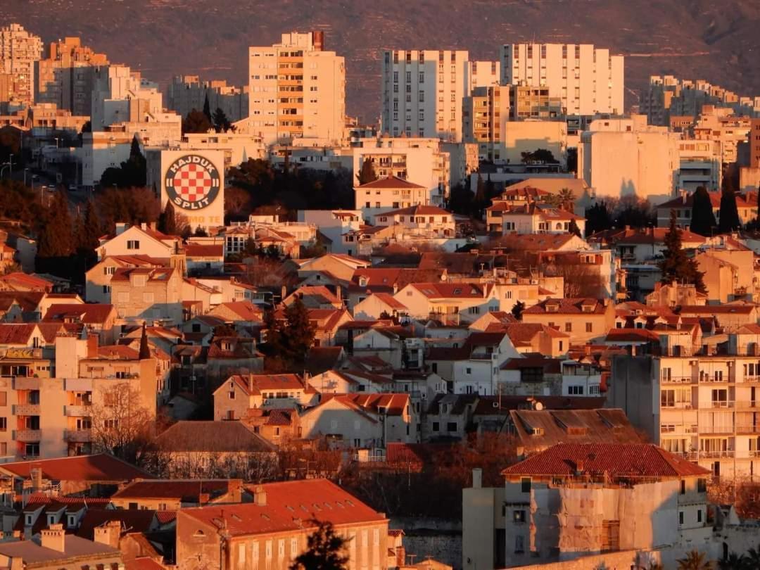 Lux Lariva, Center Of